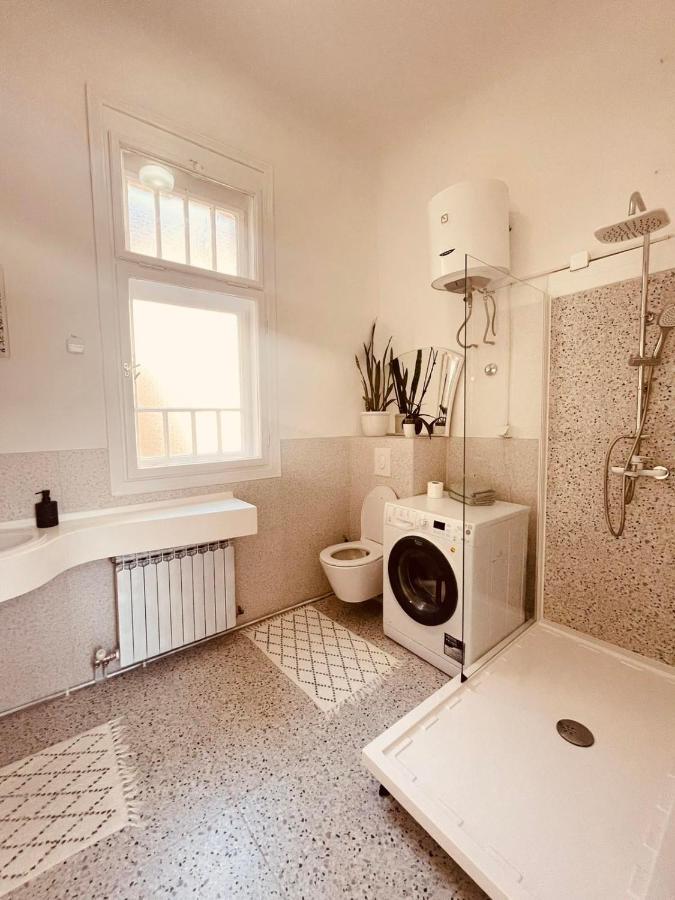 The Location Salon With Main Street View Apartment *