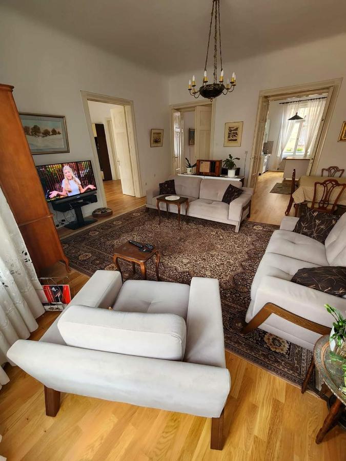 Apartment The Location Salon With Main Street View *