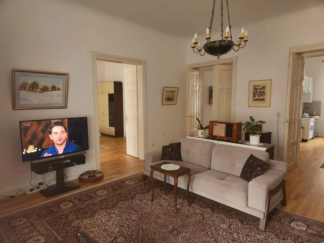 Apartment The Location Salon With Main Street View *