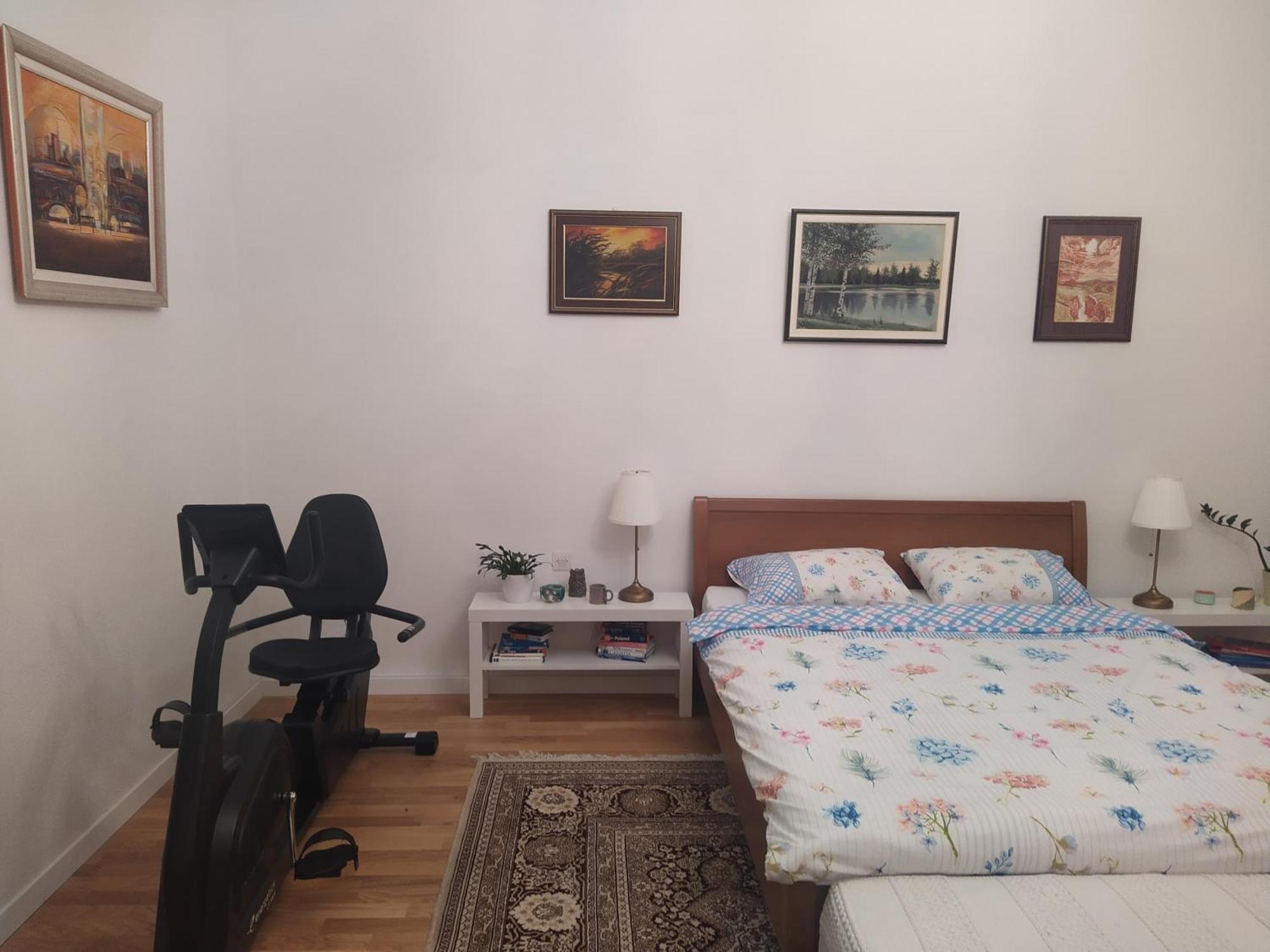The Location Salon With Main Street View Apartment *