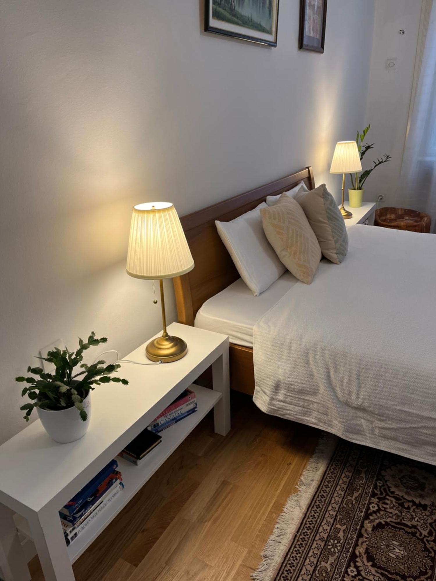 The Location Salon With Main Street View Apartment *